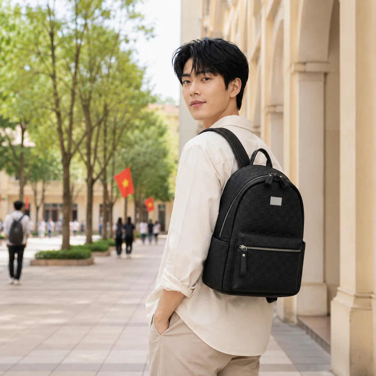 Bạn nam đeo balo Scholar Classic trong sân trường