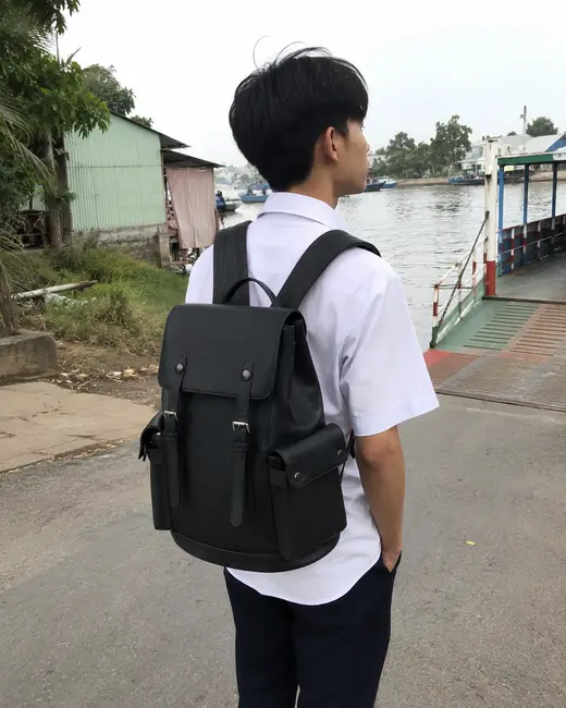 Bạn nam đeo balo Guardian màu đen bên bến sông