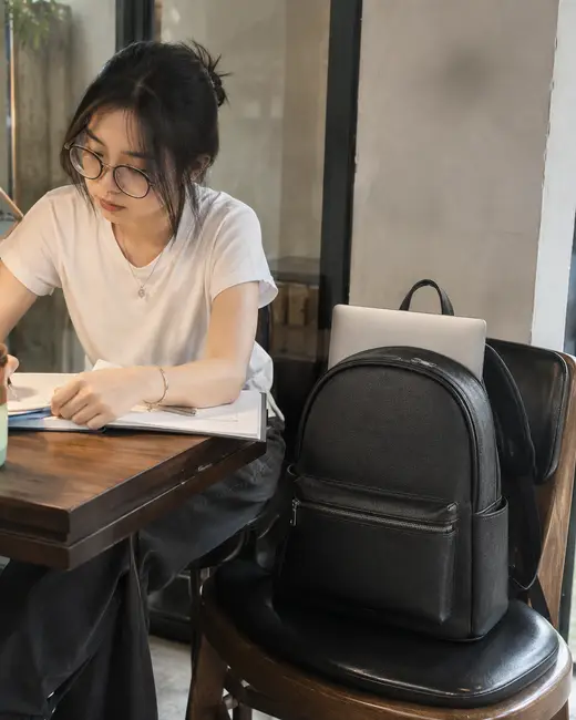 Balo màu đen dáng vòm đặt trên ghế cạnh bàn học